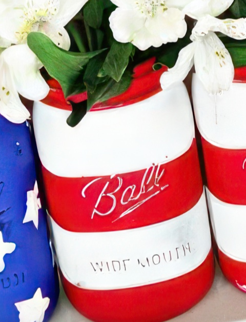 Make your Independence Day decor stand out with these elegant mason jar crafts! These red, white, and blue projects are both fun to make and beautiful to display. Scroll now to discover all the festive ideas! ????