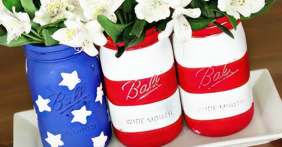 Make your Independence Day decor stand out with these elegant mason jar crafts! These red, white, and blue projects are both fun to make and beautiful to display. Scroll now to discover all the festive ideas! 🧡🇺🇸🎆