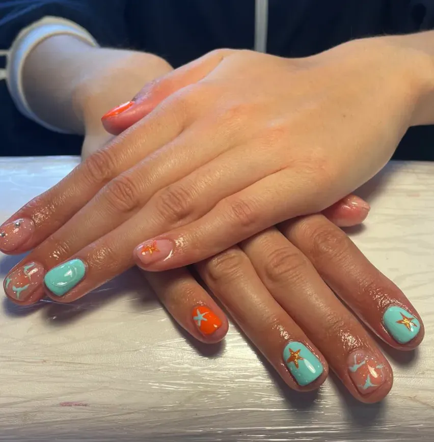 If you want something understated, this set is it. Teal and orange stars over a nude base with soft shimmer—still totally Showgirl, but wearable every day. 🩵🧡 Nail art design inspired by Life of a Showgirl Taylor Swift 🩵🧡