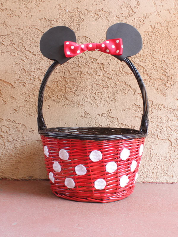 Oh these DIY Mickey and Minnie baskets are ADORABLE!