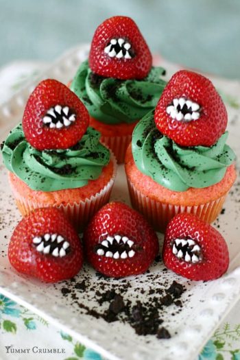 25 Easy Halloween Cupcakes for Kids {Spooky decorating ideas for all ages!}