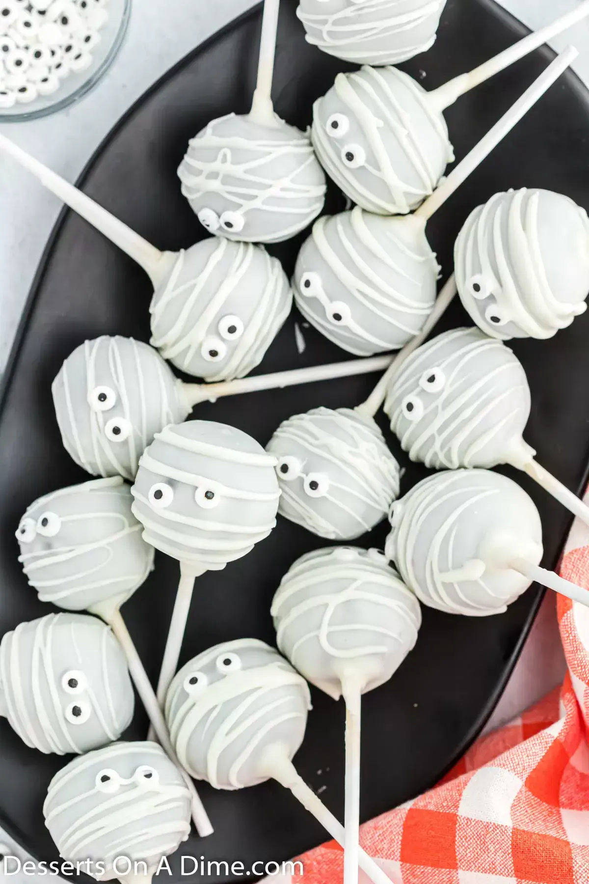 Mummy Cake Pops – Wrapped in white chocolate drizzle and peeking out with candy eyes, these adorable mummy pops are spooky-cute perfection.