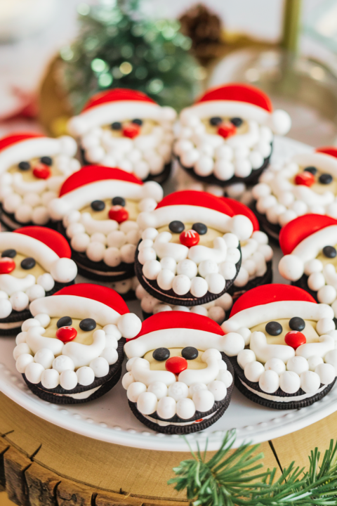 Whip up these no-bake Oreo Santa Cookies for a fun and festive treat! Perfect for holiday parties, gifting, or family baking traditions. ?? #ChristmasBakingRecipes #XmasCookiesRecipes