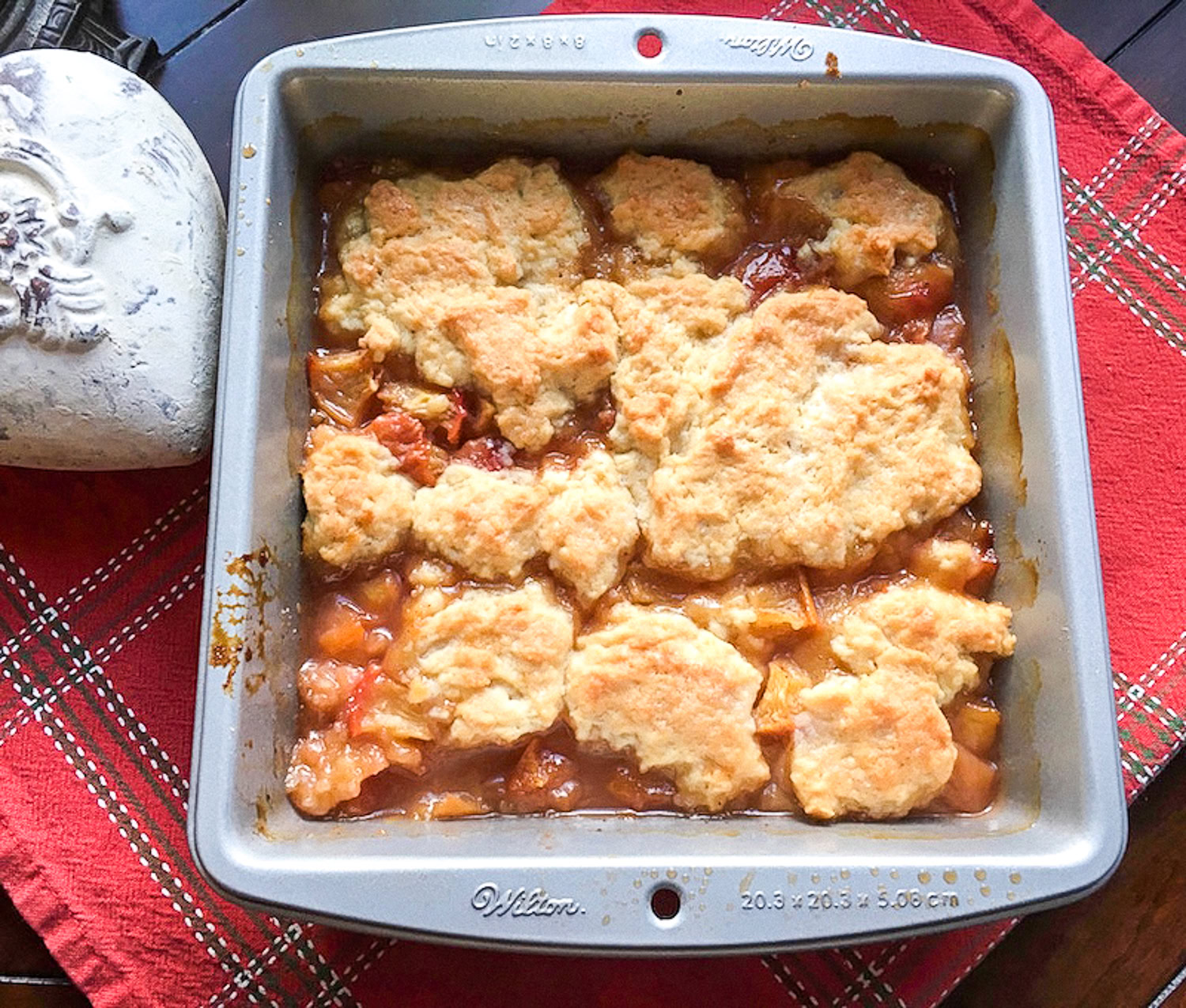 Craving a dessert that's both delicious and gluten free? Look no further! This easy peach cobbler recipe will have your taste buds dancing. Ready in no time! 🥄✨ #EasyRecipes #GlutenFreeBaking