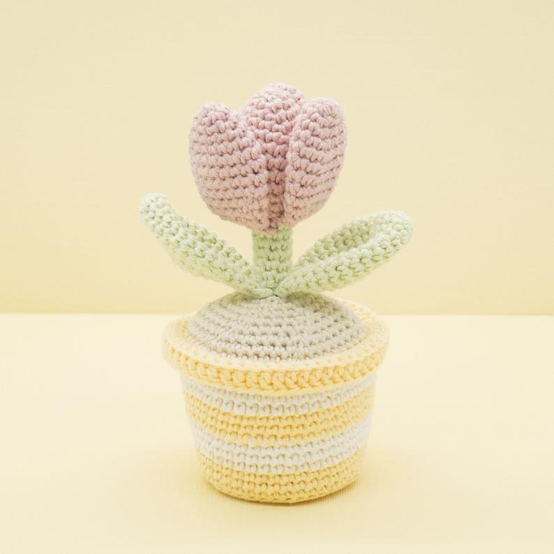 Spring tulip in a plant pot crochet pattern 