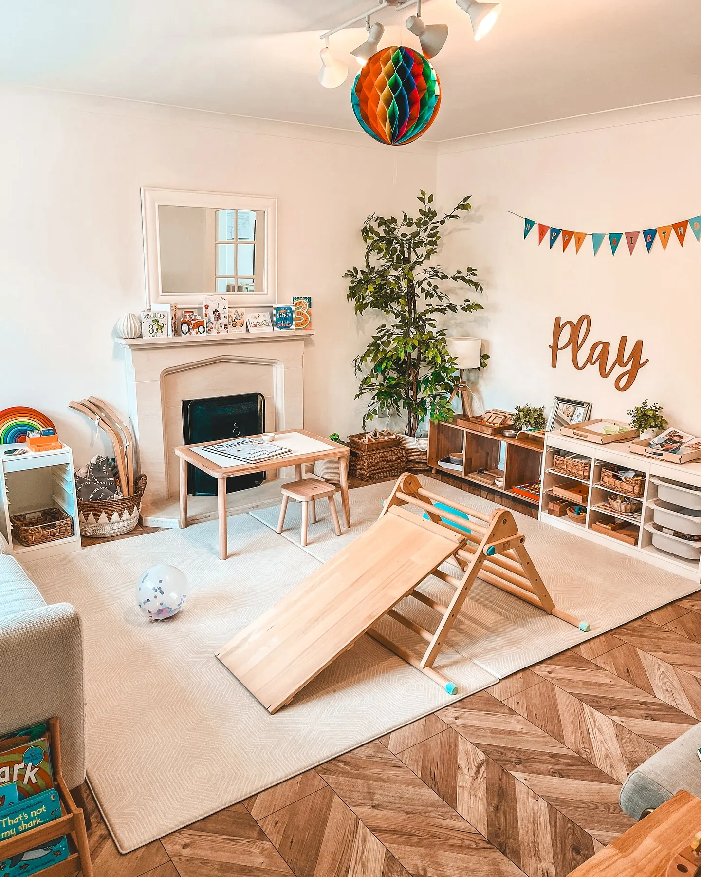 Minimalist Adventure Playroom – This clean and cozy setup includes a Pikler triangle for climbing, natural wood furniture, and a neutral color palette for a calming yet fun vibe.