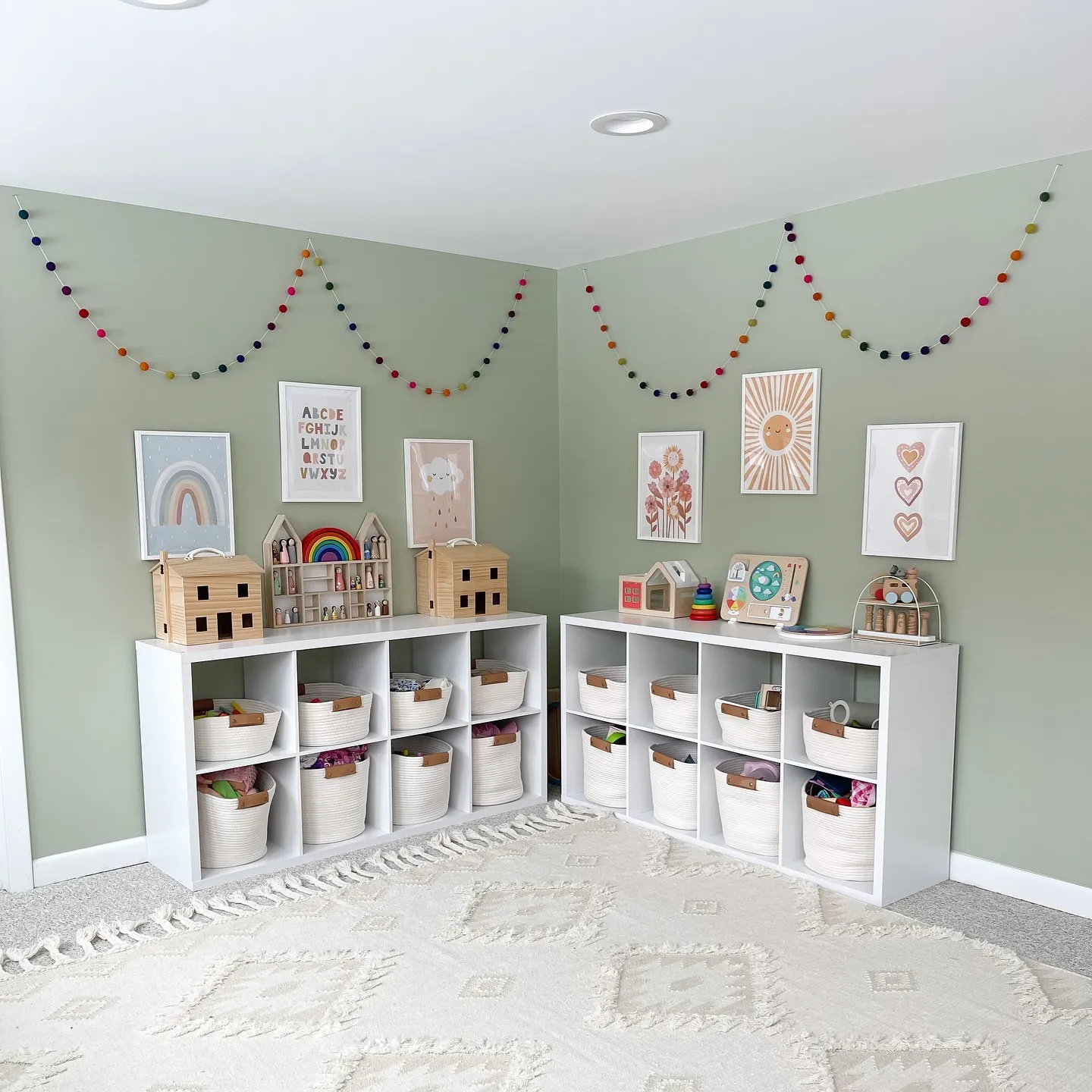 Playful Yet Organized Open Shelving System 🎭📦A vibrant playroom setup with accessible shelves, labeled bins, and colorful decor that sparks imagination. This smart organization system keeps everything within reach while maintaining a visually appealing space!