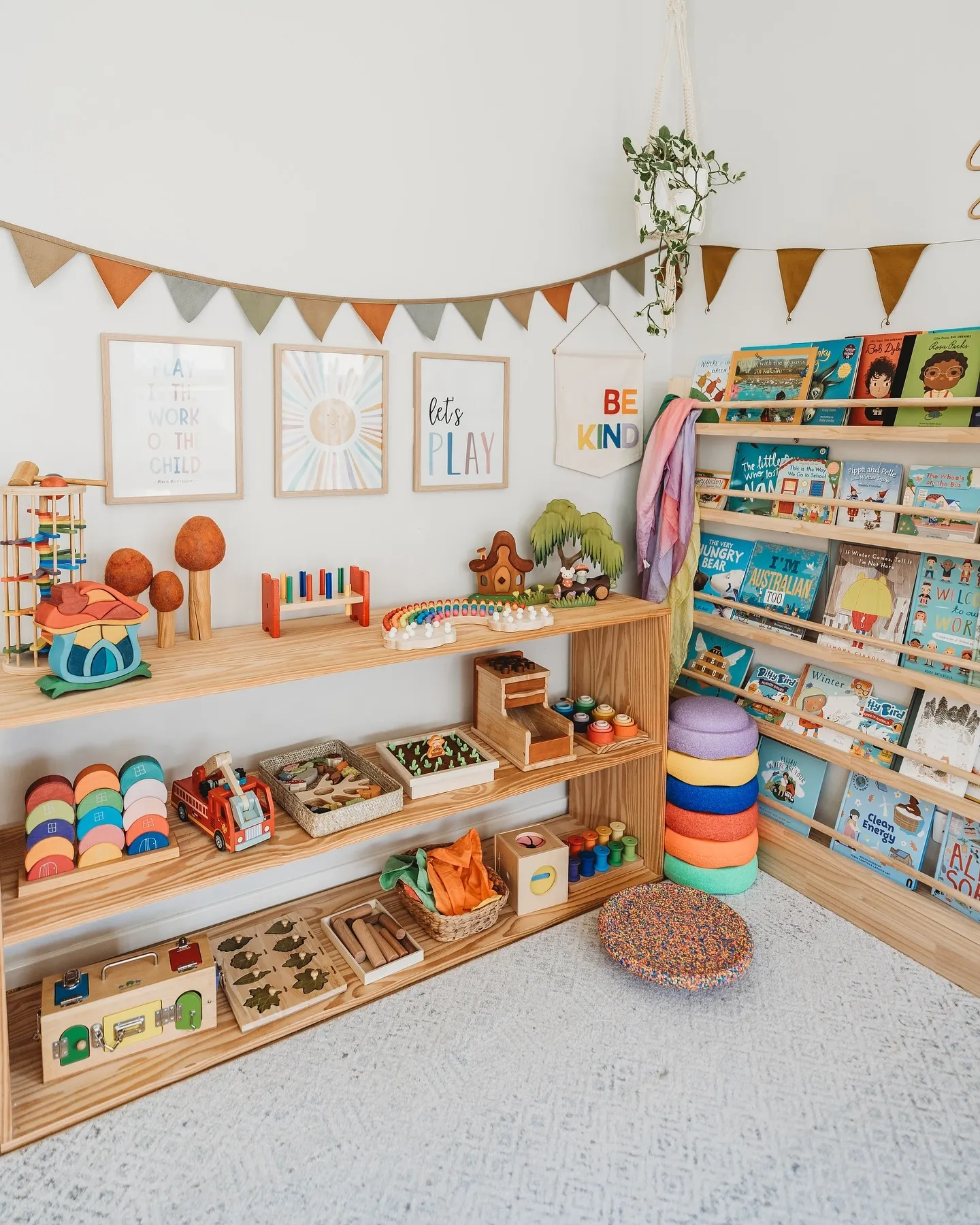 Minimalist Playroom with Rotated Toy Display 🏠🧩With low open shelving, soft woven baskets, and neatly displayed books, this playroom encourages intentional, clutter-free play. The pastel bunting and neutral tones create a calm and inviting atmosphere!