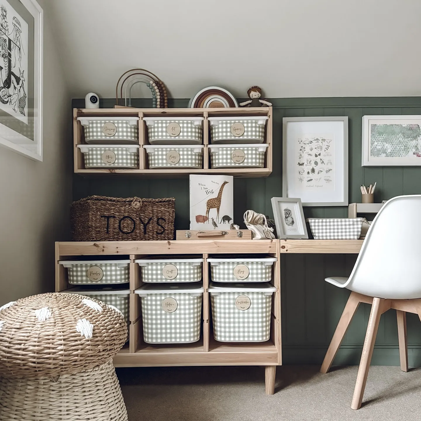 Gingham Baskets & Wooden Toy Storage for a Vintage Feel 🍃🧺A charming vintage-inspired playroom featuring neutral-toned gingham storage baskets, wooden shelving, and soft lighting. This cozy setup blends aesthetic charm with practical organization.