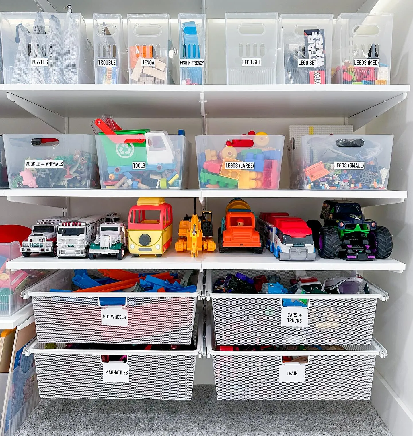 Clear Bin System for Easy Toy Access & Cleanup 🔍🚗A genius toy storage wall using clear labeled bins and pull-out baskets for different toy categories. The simple yet functional setup helps kids quickly find their favorite toys and put them back when playtime is over!