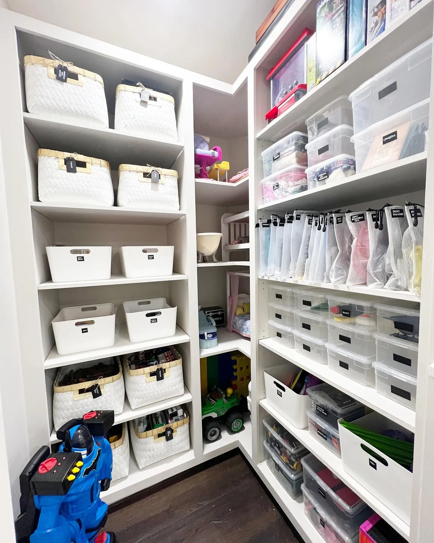 Built-In Closet Storage for Maximum Organization 🚪✨A stunning playroom closet transformation with woven baskets, labeled bins, and hanging organizers to keep everything tidy. The clean, minimalist look ensures that every toy has a designated spot!