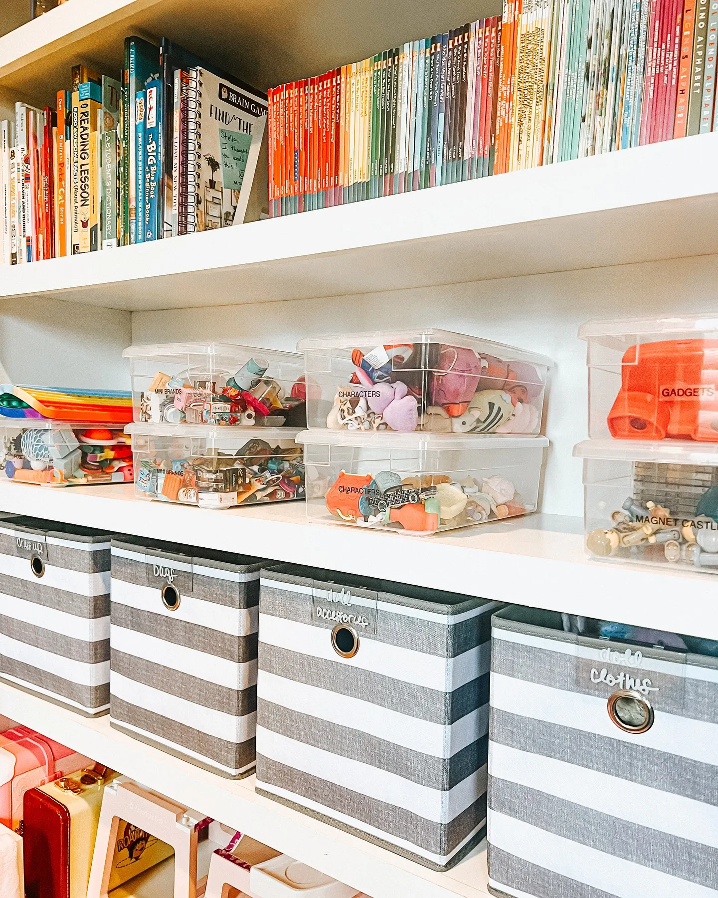 Smart Storage with Labeled Bins & Clear Containers 🏷️🧸Labeled fabric bins and clear plastic containers make it easy to keep small toys, books, and games organized. A perfect example of how a simple storage system can transform any space into a clutter-free playroom!