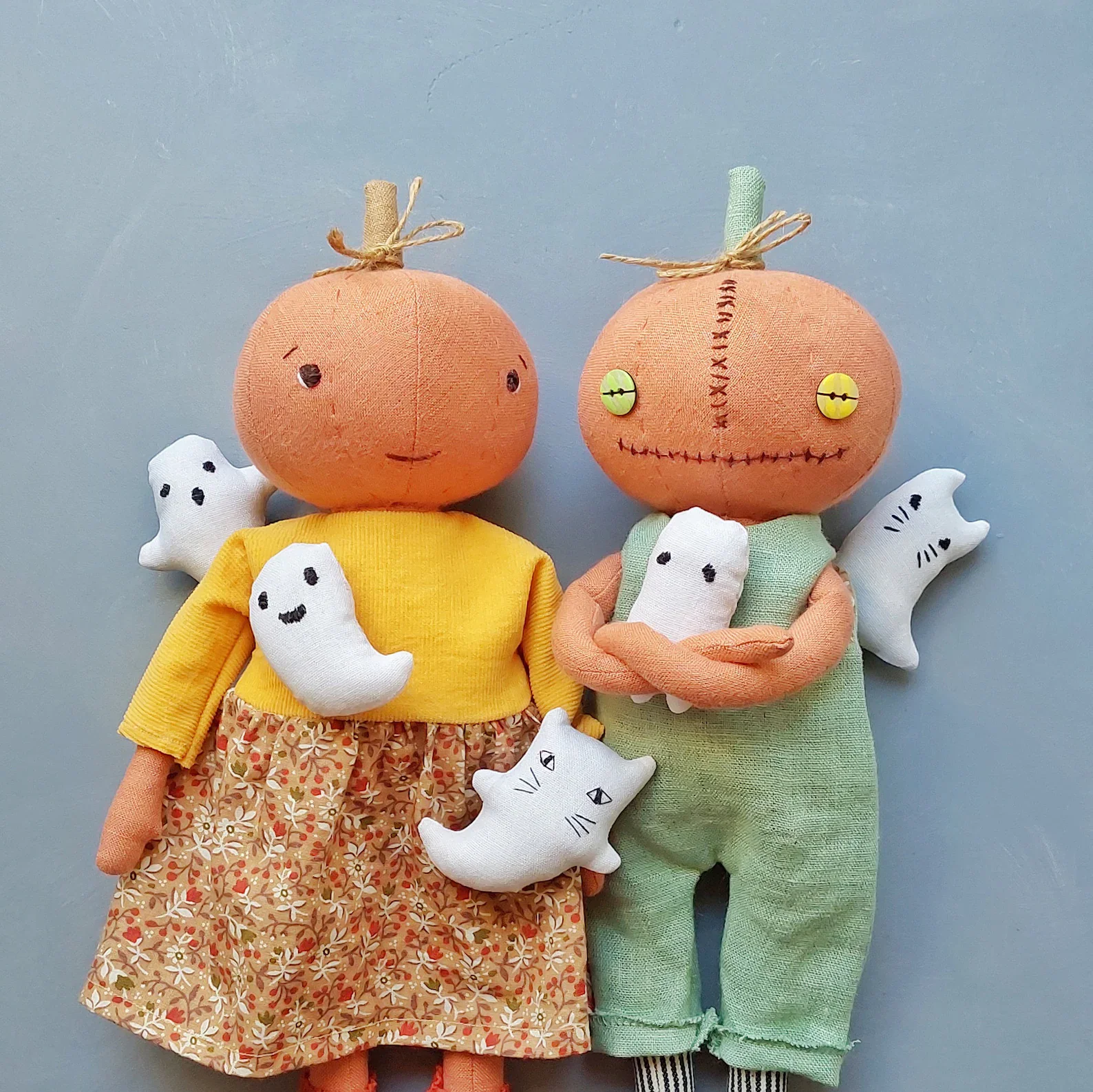 These pumpkin rag dolls are the ultimate handmade Halloween companions. 🎃👻 This PDF pattern shows you how to sew a 12" pumpkin boy and girl (complete with overalls, a dress, and leg warmers) plus five little ghost friends to tag along. The tutorial is super detailed—17 pages with 121 photos!—so even if you’re newer to sewing, you’ll feel guided every step of the way. The end result? Adorable, slightly spooky dolls that are perfect for sitting on a mantel, gifting to little ones, or bringing along to fall craft fairs. With their stitched smiles and ghostly sidekicks, these dolls are sure to become a highlight of your handmade Halloween décor. 🪡✨