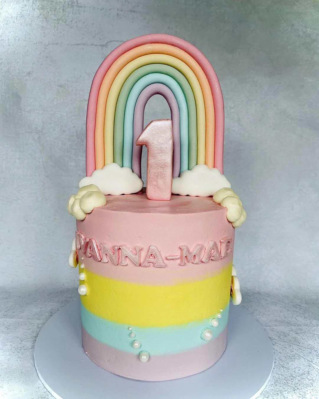 🌈 🎉  Find the perfect rainbow cake to light up your celebration and make your little one’s dreams come true.