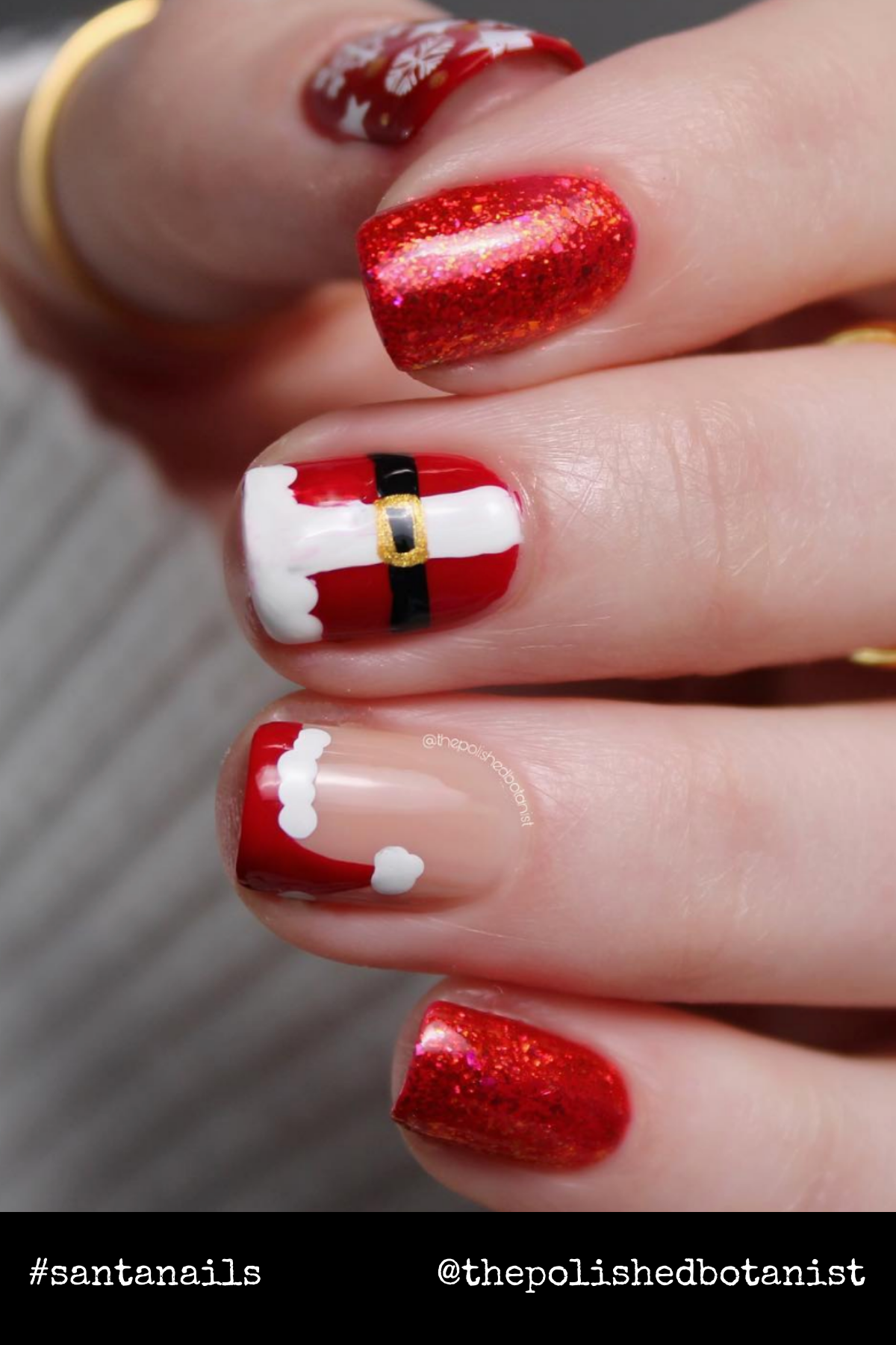 Classic Santa Suit Sparkle: This nail art channels Santa’s iconic suit, complete with belt details and snowy accents. The glittery red polish ties it all together for a cool Christmas vibe.