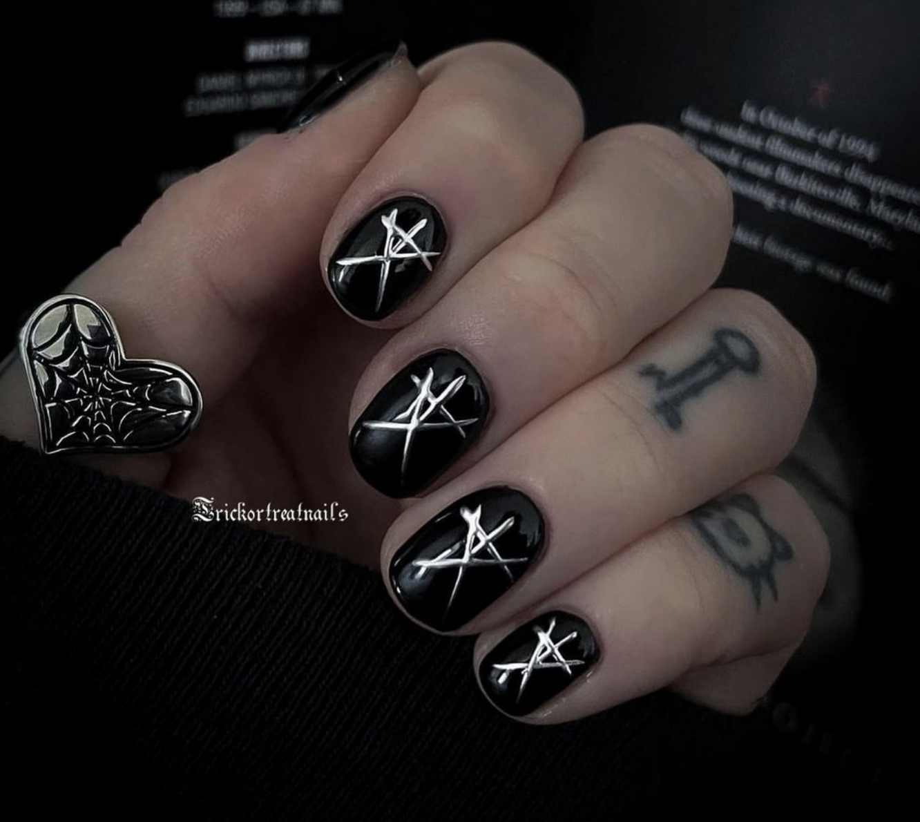 These nails are perfect for anyone who loves a darker, more gothic Halloween vibe! The design is simple yet striking, with a black base that creates a deep, mysterious look while allowing the silver accents to shine. 