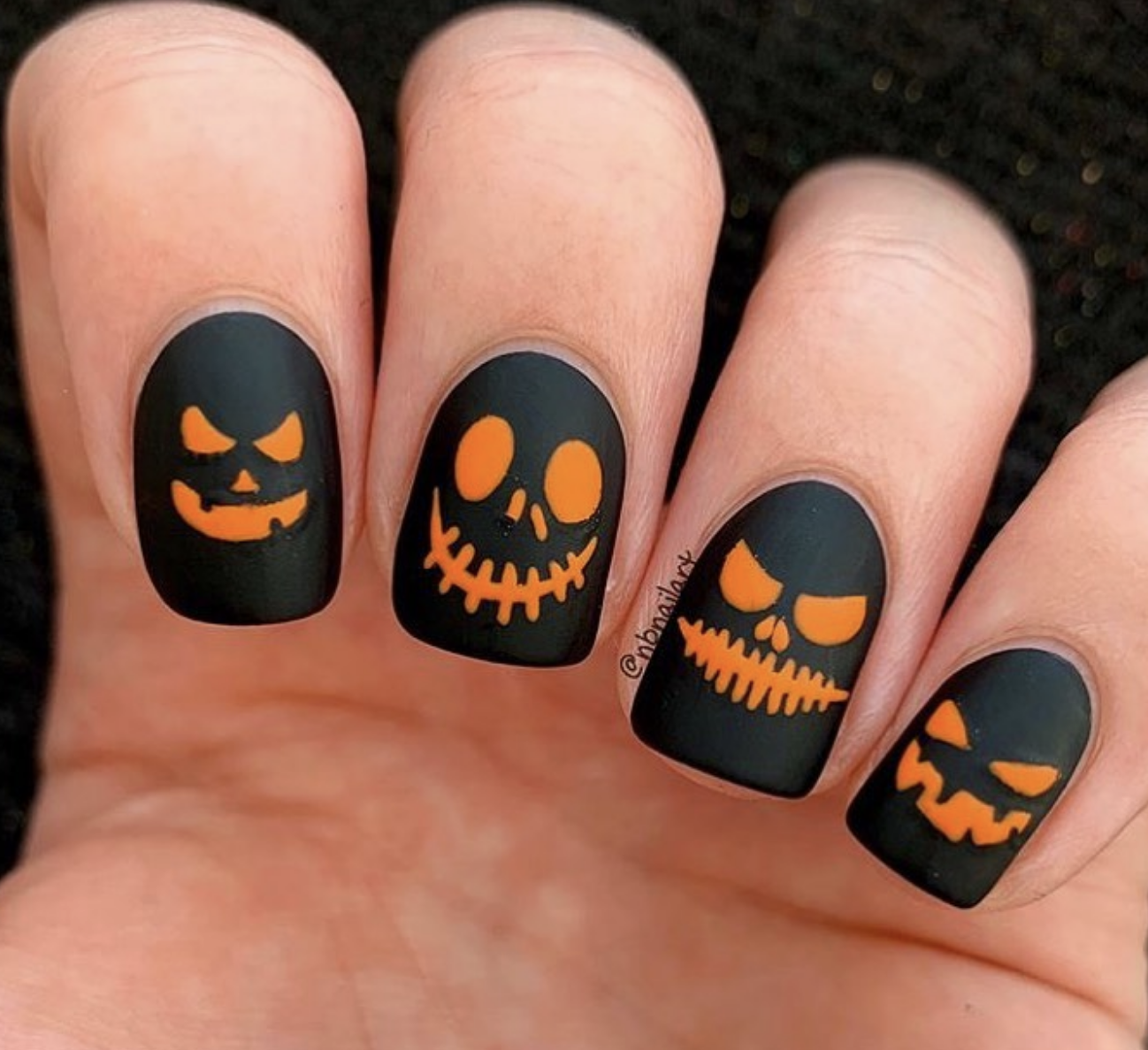 These Halloween nails are a bold and striking way to embrace the spooky season! The design features a matte black background that’s super sleek and creates the perfect canvas for the glowing orange details. The contrast between the deep black and vibrant orange is classic Halloween, bringing those iconic jack-o’-lantern vibes straight to your fingertips.