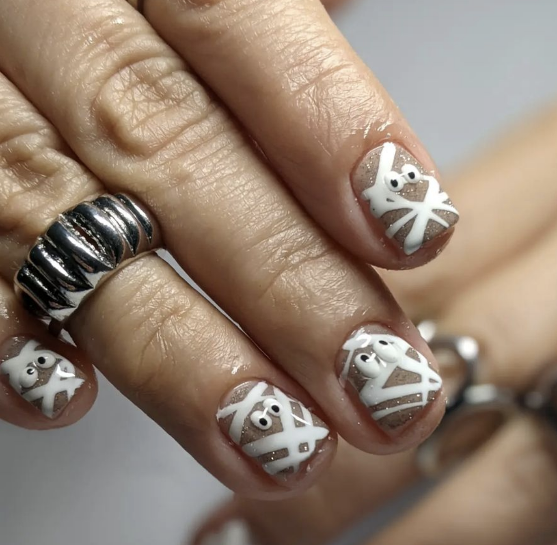 These Halloween nails are absolutely adorable and perfect for anyone with short nails who still wants to get into the spooky spirit! 