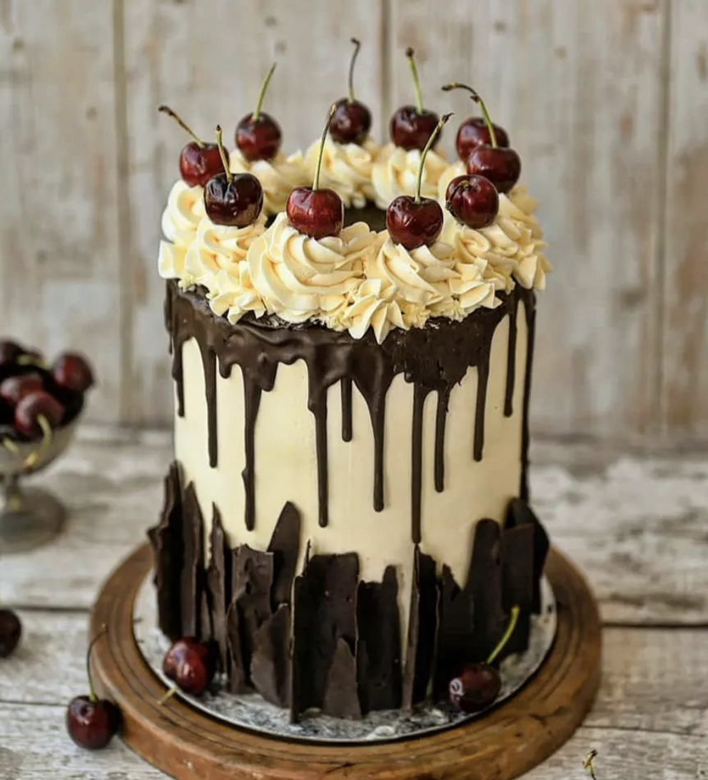 Transform your event into a sweet sensation with these decadent chocolate drip cakes! Perfect for birthdays, weddings, or any gathering, these stunning cakes are the ultimate show-stopper. Rich, indulgent, and beautifully designed – they’re guaranteed to be the talk of the party! ✨🍰 #PartyDesserts #CakeDecorating