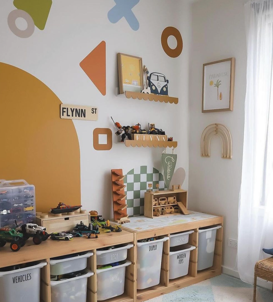 This colorful playroom shows how fun storage can be. With labelled bins and shelves, everything has a place and is easy to find. Kids can enjoy a tidy space that sparks their creativity!