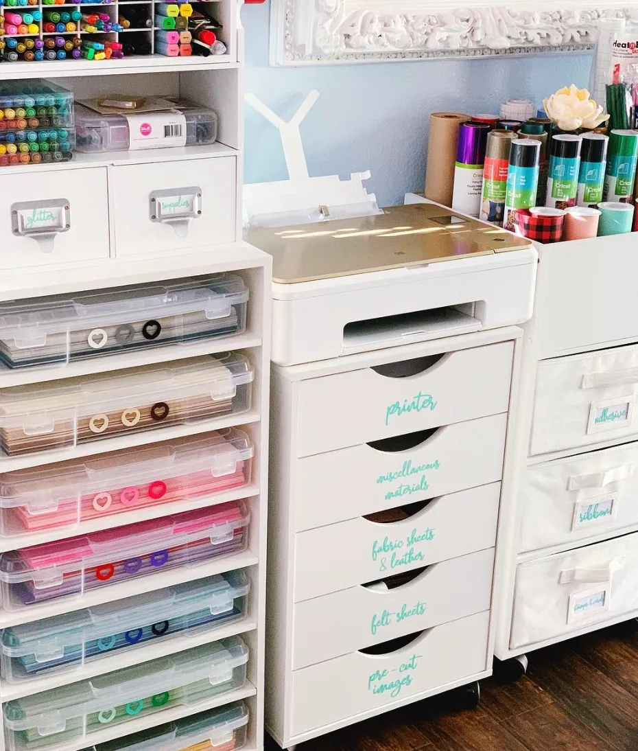 Compact drawer storage with labeled sections keeps everything organized—perfect for separating fabric, felt, and pre-cut images. The clear plastic bins make it easy to see your supplies at a glance!