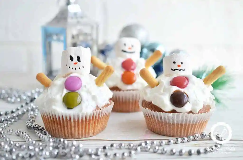 Another delightful snowman option, these cupcakes feature a frosty face and a sweet carrot nose. Perfect for snowy days or winter-themed parties!