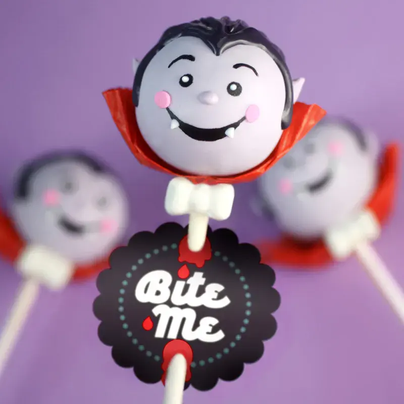 Vampire Cake Pops – These fang-tastic vampire pops with little capes and cheeky “Bite Me” tags are a frightfully fun Halloween treat.