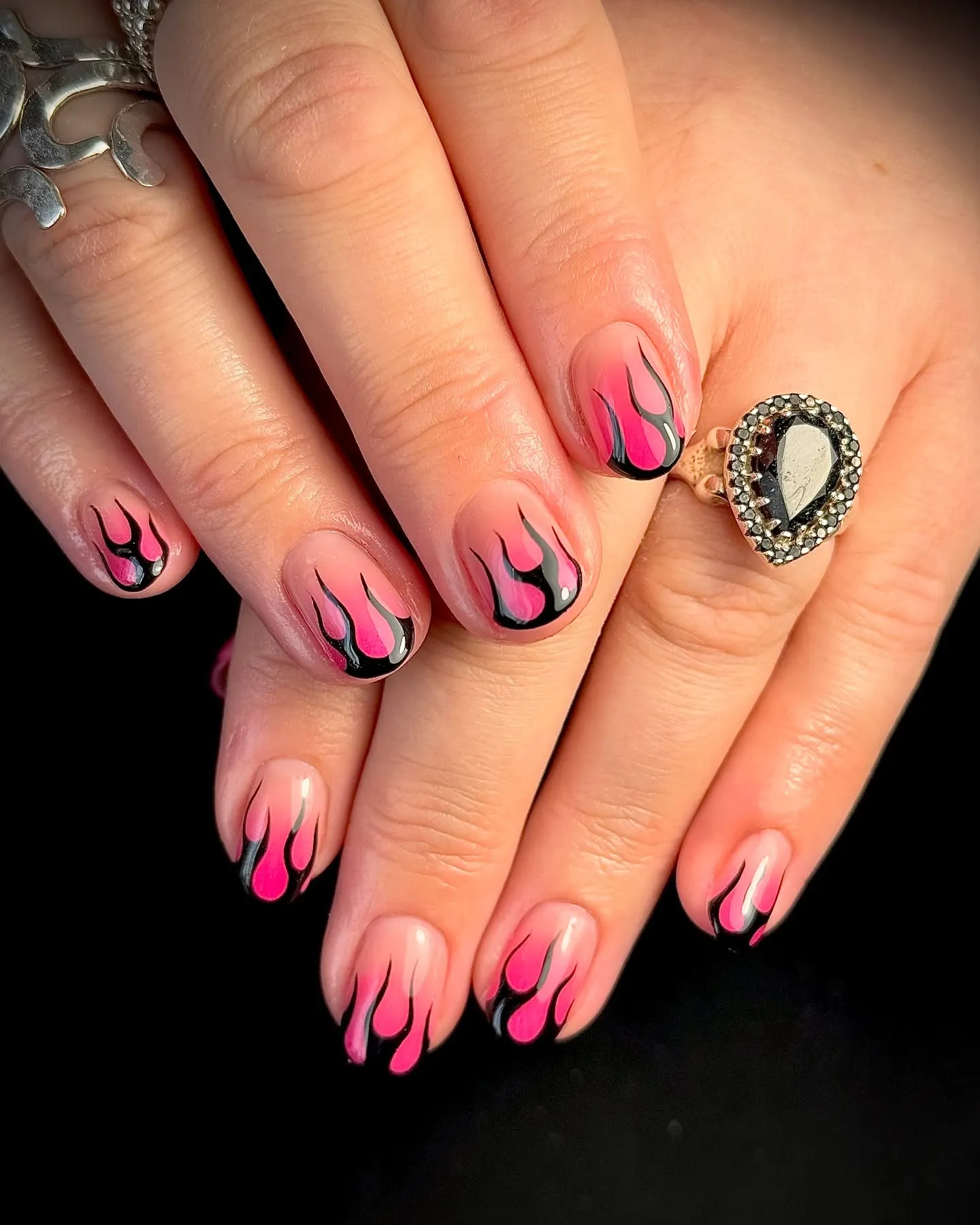 alexhylandnailartist put a flirty spin on the trend with pink and black flames on nude nails. It’s a fun, feminine take that nails the balance between sweet and fierce.