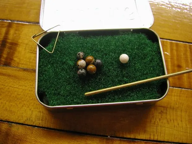 Altoid Tin: Make a pocket sized pool table