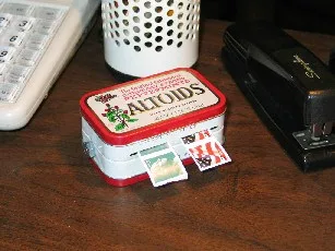 Altoid Tin: Make a stamp dispenser