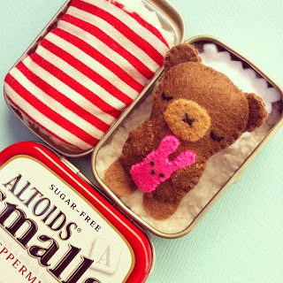 Altoid Tin Toys: Make a soft bed for an adorable teddy