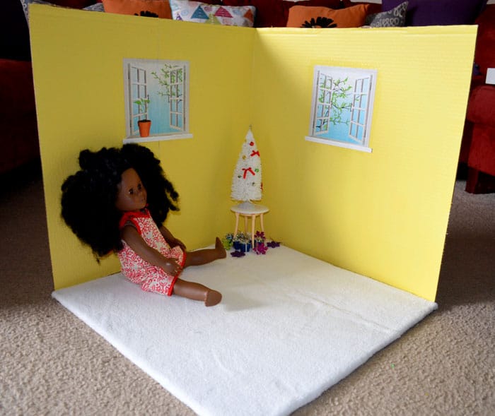 Make a DIY Collapsible Room for an 18″ Doll