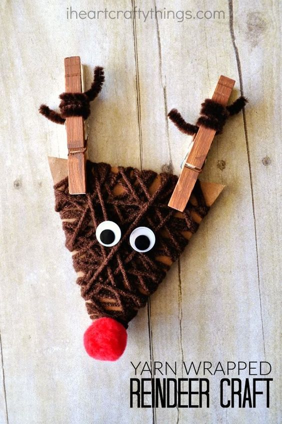 LOVE this Rudolph Christmas decoration. I never would have thought to use clothespins as reindeer antlers!