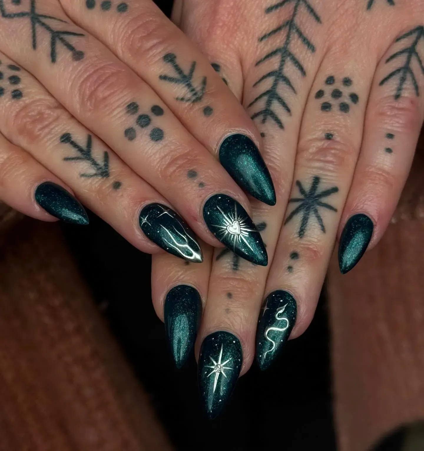 Deep emerald shimmer nails with fine silver celestial accents โ this is witchy nail design perfection for lovers of dark, moody, and earthy nail art. ๐ฟ๐
