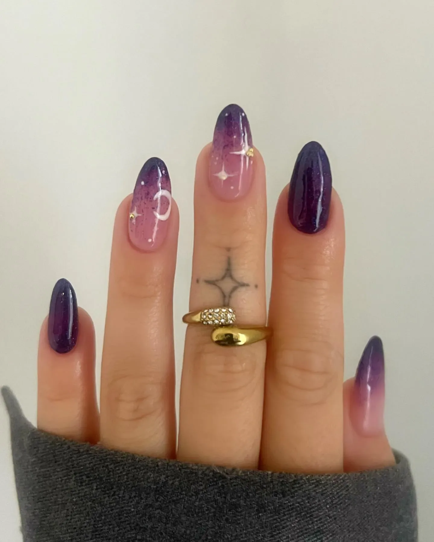 If you’re into celestial vibes, this purple fall nail color fade from soft pink to deep violet is a total win. The moon and star accents add a whimsical, magical touch.