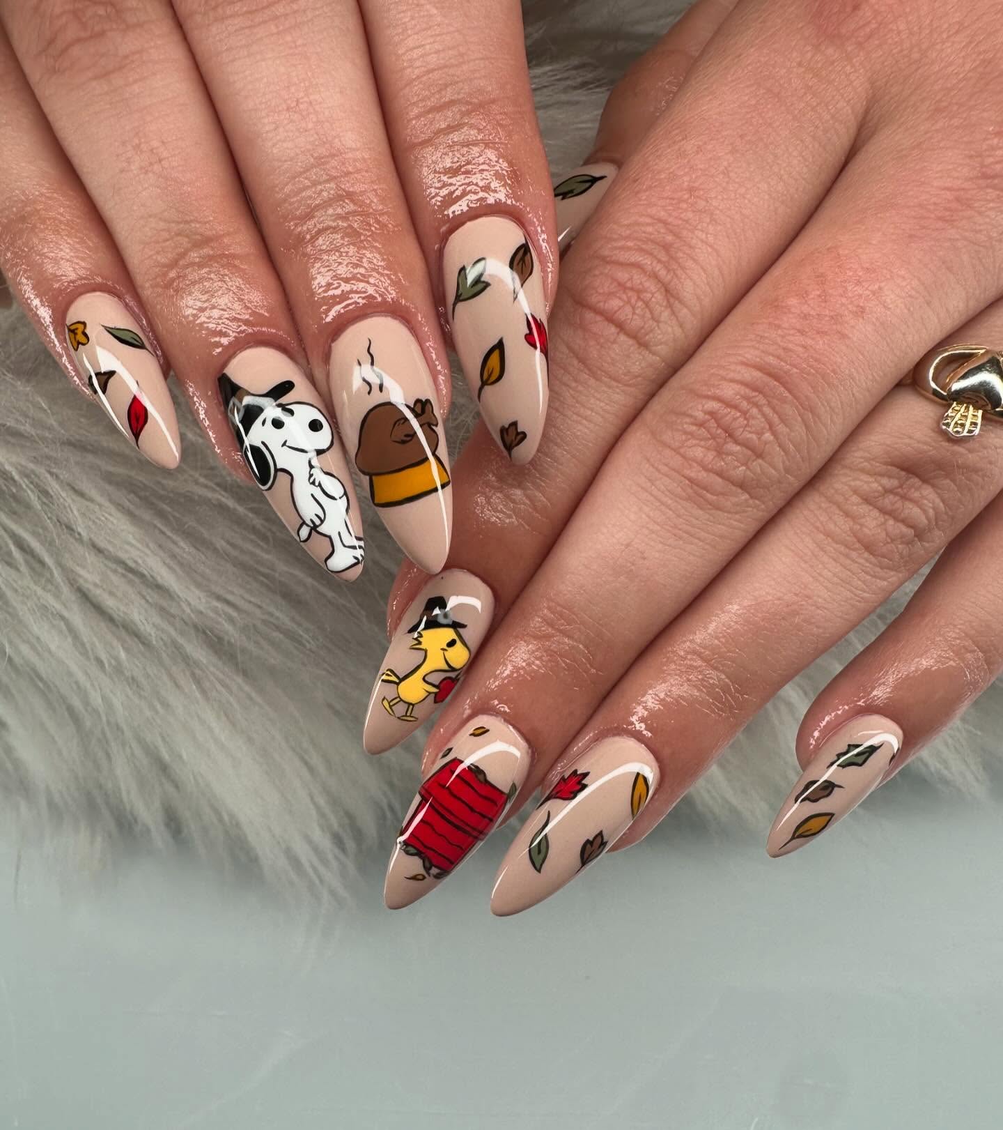 Snoopy and Woodstock steal the show in this adorable fall set! Surrounded by floating leaves and soft neutrals, these nails are the ultimate mix of nostalgia and Thanksgiving nails inspo for 2025.