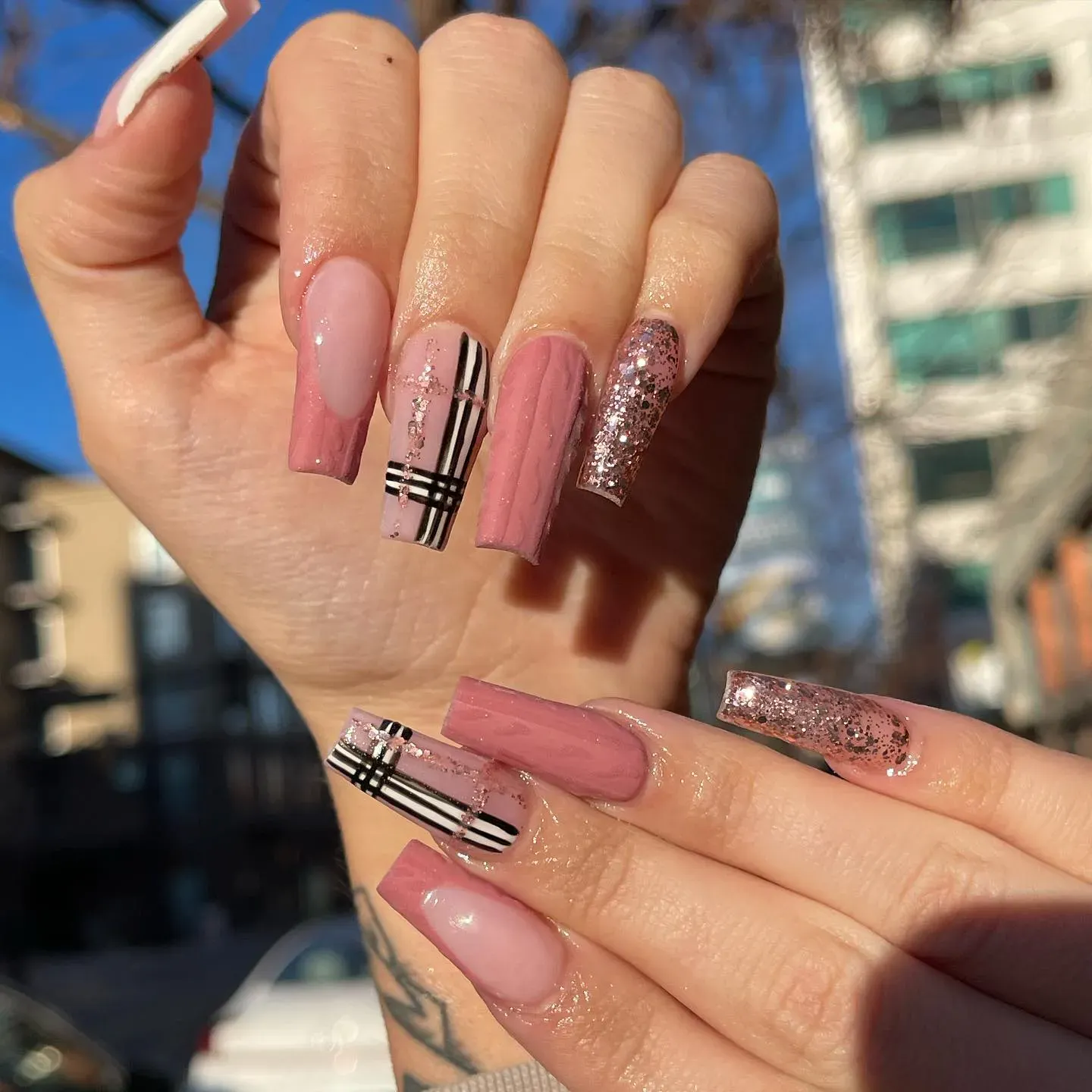 A glam mix of dusty rose, black plaid, and glitter accents β these long square nails combine cozy fall textures with pink sophistication. β¨π©·