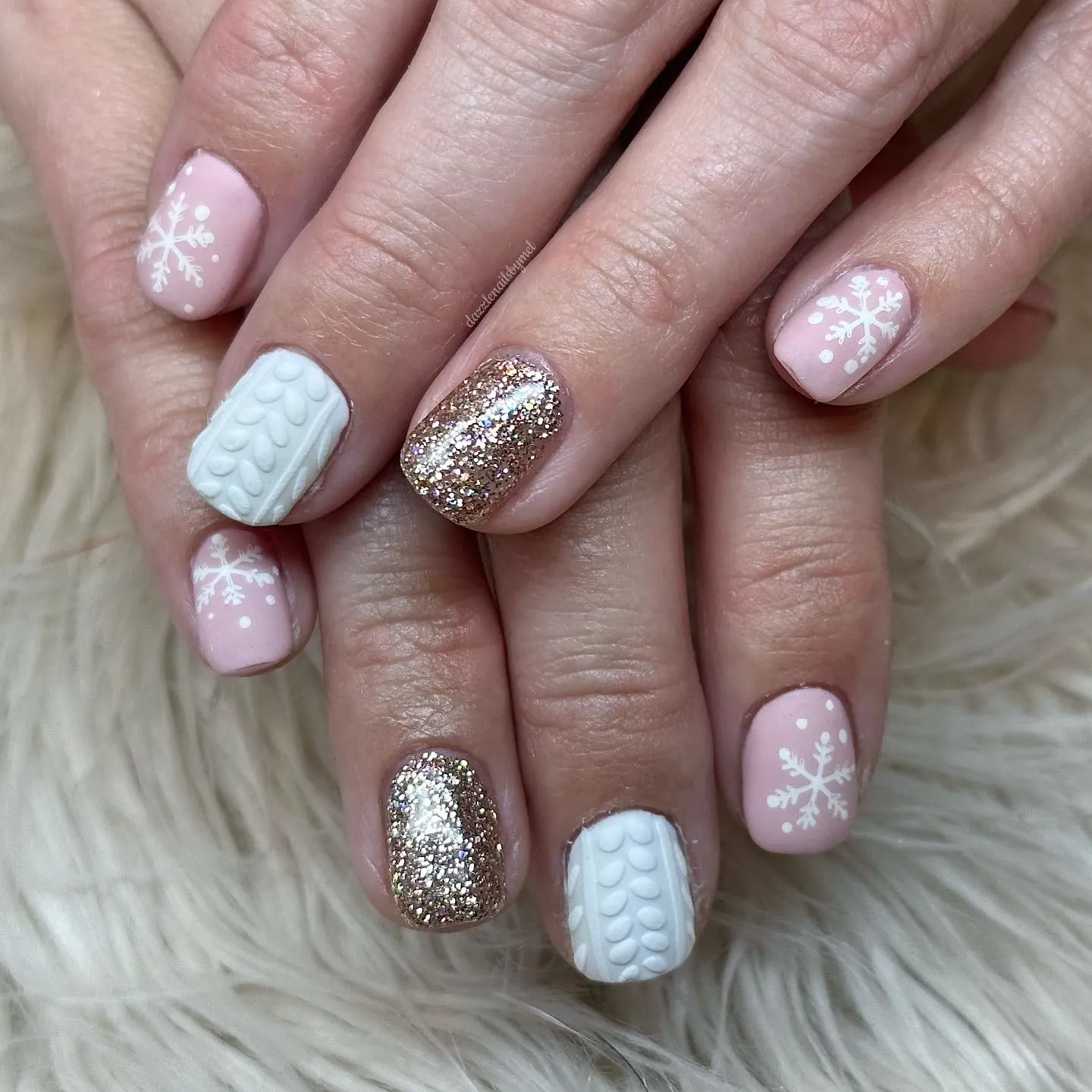 This short-nail version proves that sweater weather nails aren’t just for long sets. Soft blush, creamy white knits, and gold glitter make these short sweater nails look polished yet cozy — ideal for daily wear.