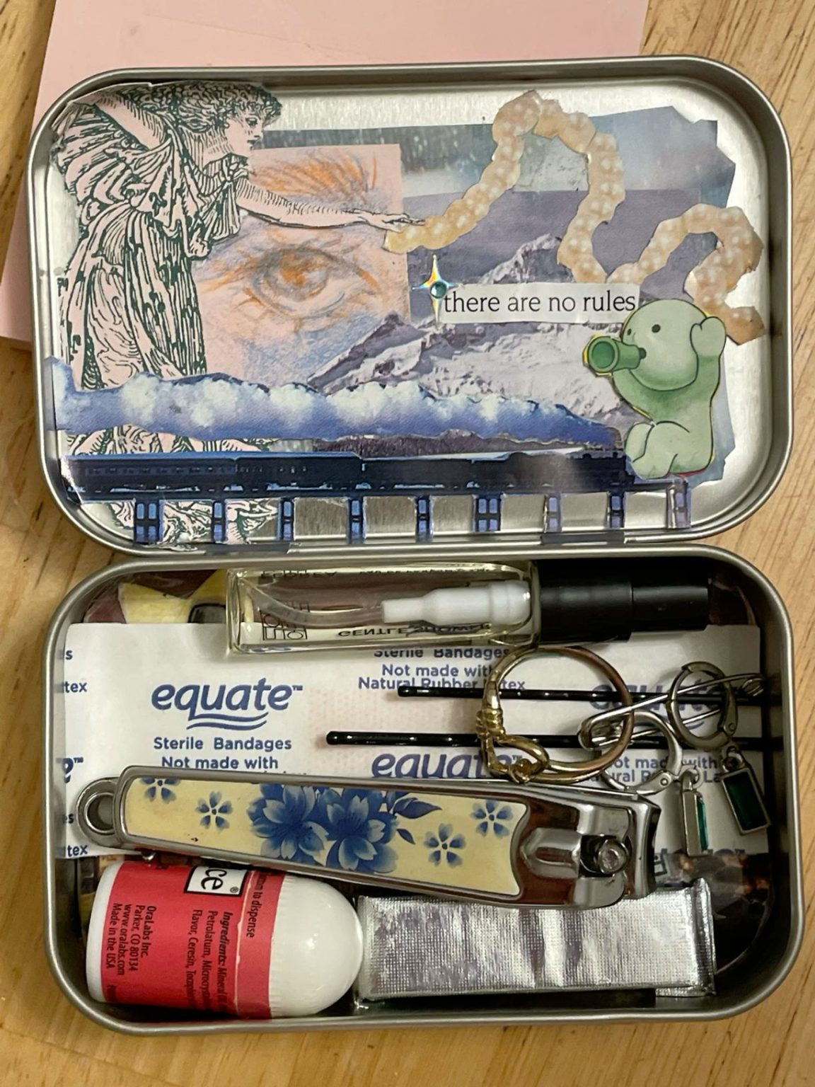 Find an empty altoids tin and join the latest trend