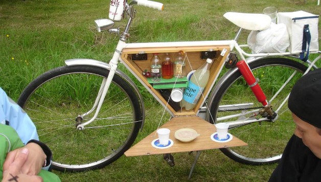 How to Decorate a Bike: Add a mini bar for picnics