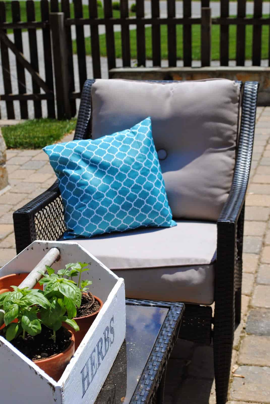 DIY Outdoor Pillows: The 15 Minute Tablecloth and Plastic Bag Method