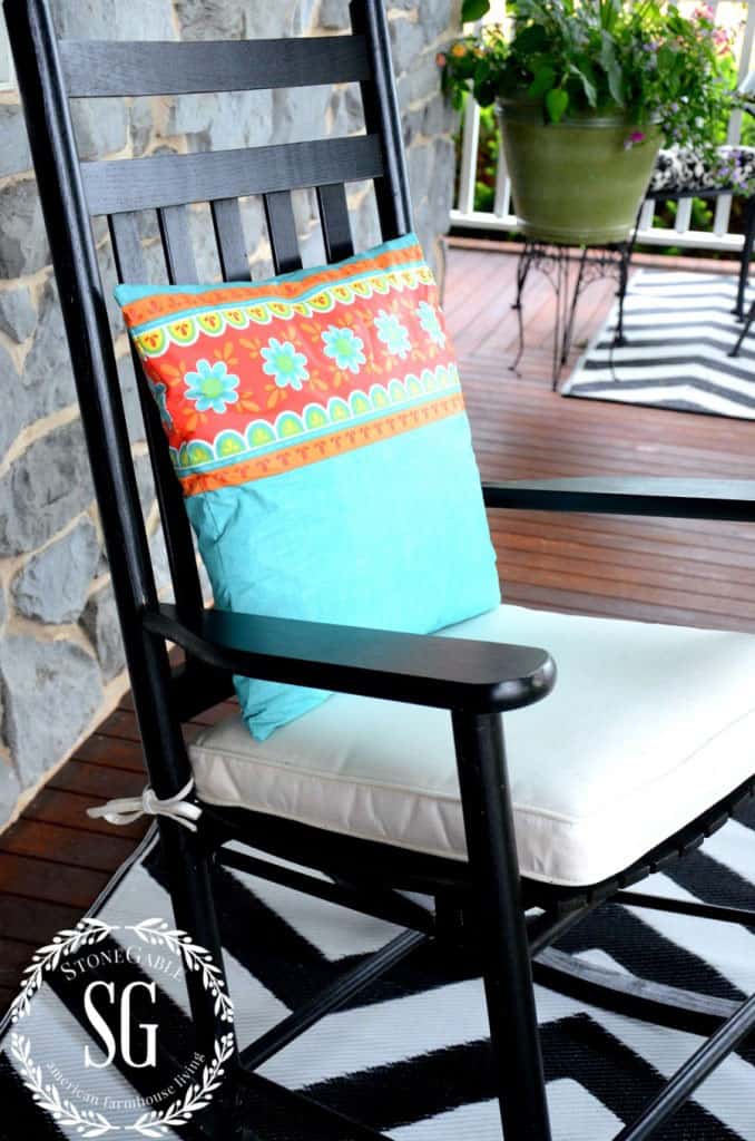 Sew-Easy Outdoor Pillow From A Vinyl Tablecloth<