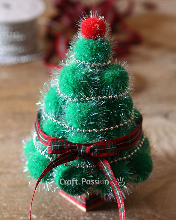 I am ordering a pompom maker right now so I can make these ADORABLE Christmas trees!