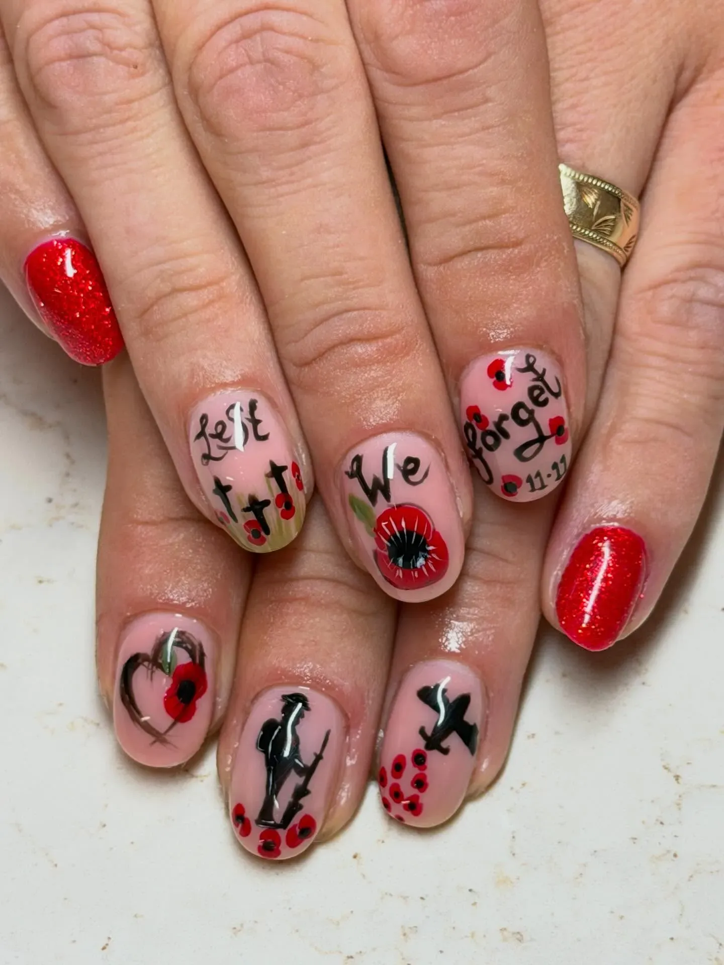From hand-painted “Lest We Forget” lettering to silhouettes and red accents, this set from @elite_nails_and_education tells a story on every nail. It’s detailed, expressive, and full of heart.