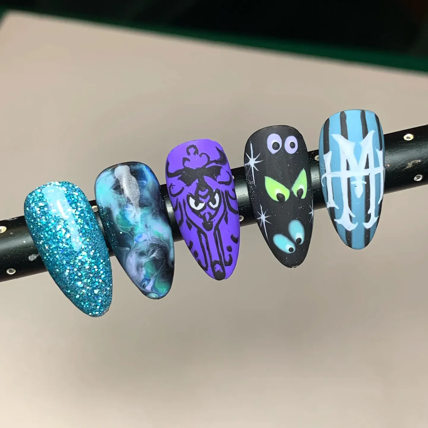 Spooky, stylish, and oh-so-glam β these nails channel all the eerie charm of the Haunted Mansion with intricate hand-painted details.