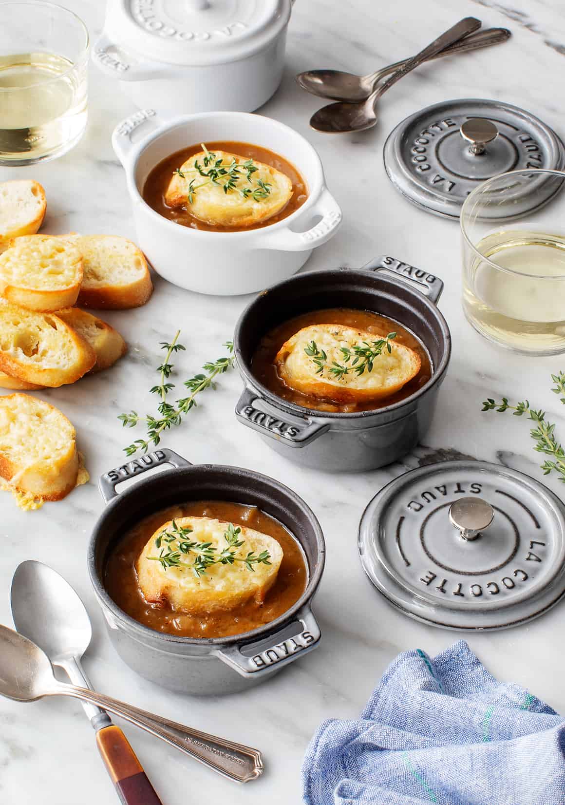 French Onion Soup: A classic starter with caramelized onions, savory broth, and a golden, bubbly cheese topping. It’s as elegant as it is delicious.