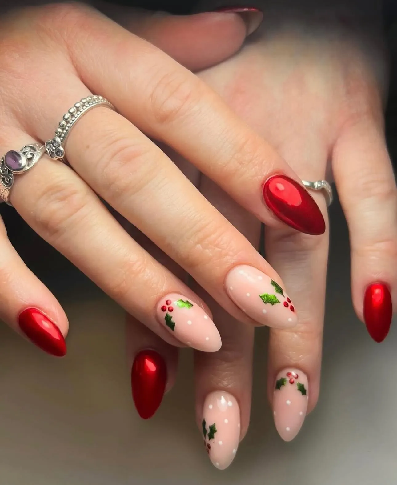 For a softer vibe, @gelsbyjodie.x went with a mix of creamy nude nails and rich red ones, accented by tiny holly leaves. It’s understated, sweet, and ideal if you prefer Subtle Christmas Nails that still feel perfectly seasonal.