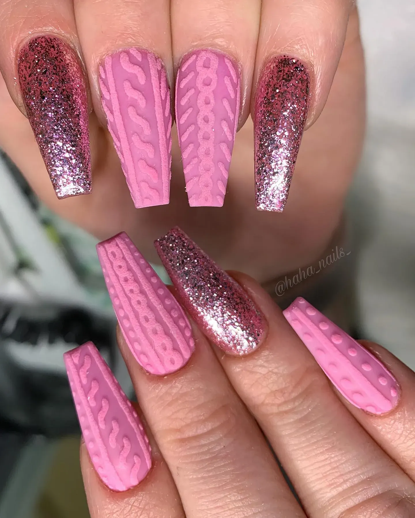 Glitter and matte pinks make this set an instant standout. The textured sweater print nails contrast beautifully with the sparkling tips — the perfect winter sweater nail design for anyone who loves pink with personality.