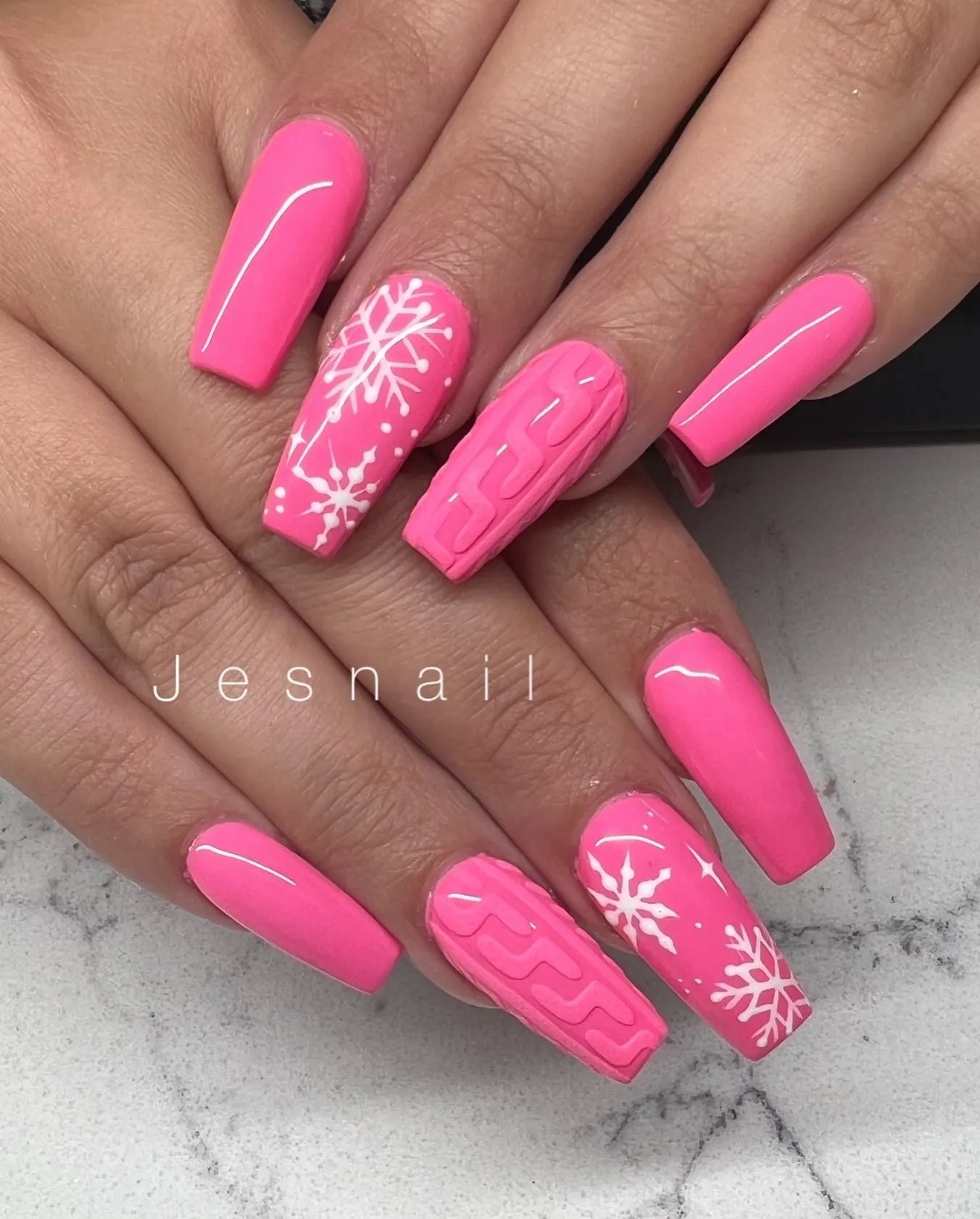 If you like your sweater effect nails with a bright pop, this hot pink version is the ultimate statement look. Bold, glossy, and fun — it’s sweater weather nails but make it Barbie-core. 💖