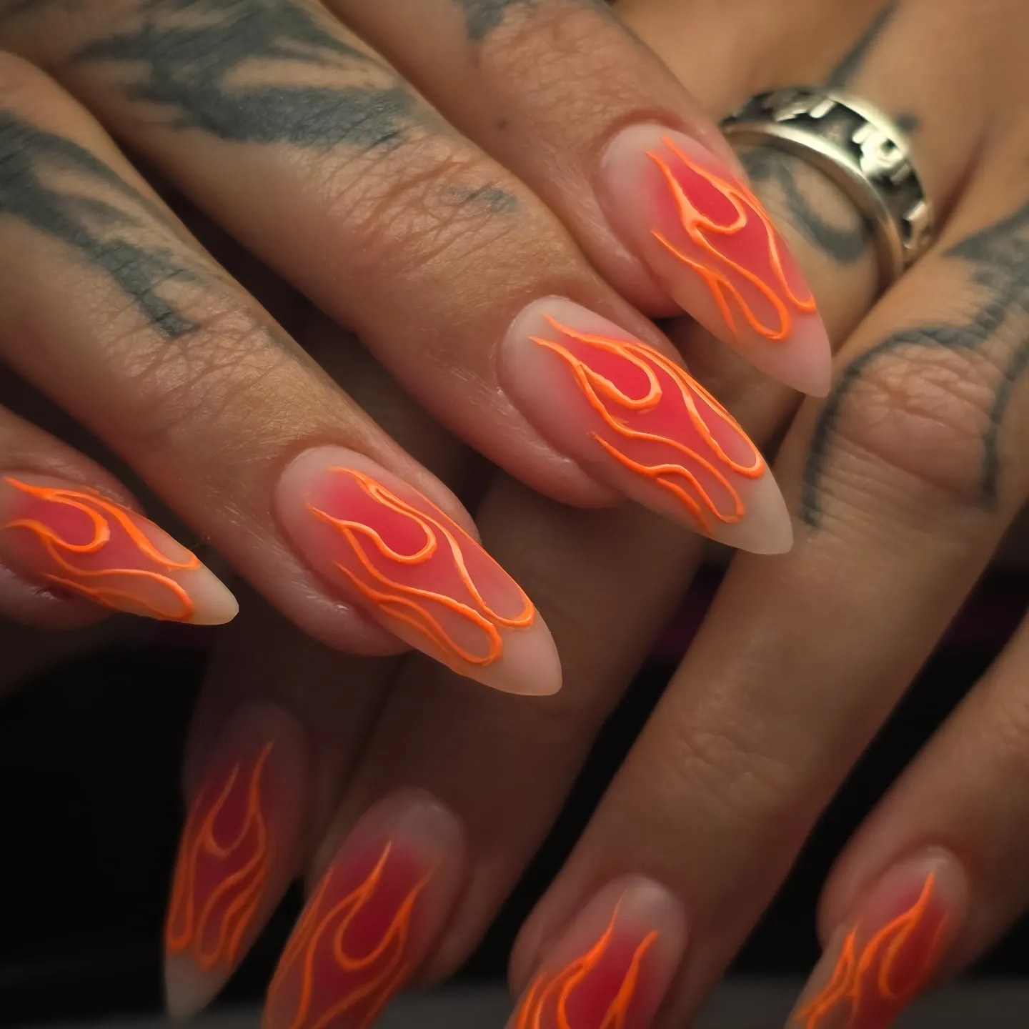 @jessix_nails went full neon dream with matte orange flames outlined in electric coral. This set is straight-up fire nails perfection — bright, confident, and impossible to miss.